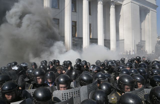 Πεδίο μάχης το Κίεβο, ένας νεκρός και 100 αστυνομικοί τραυματίες